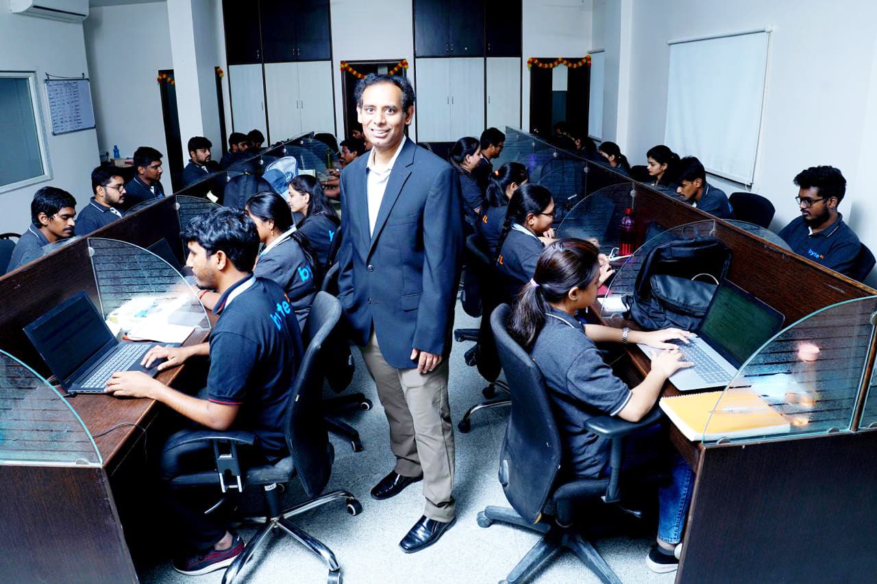 byteXL CEO Karun Tadepalli interacting with students in the lab